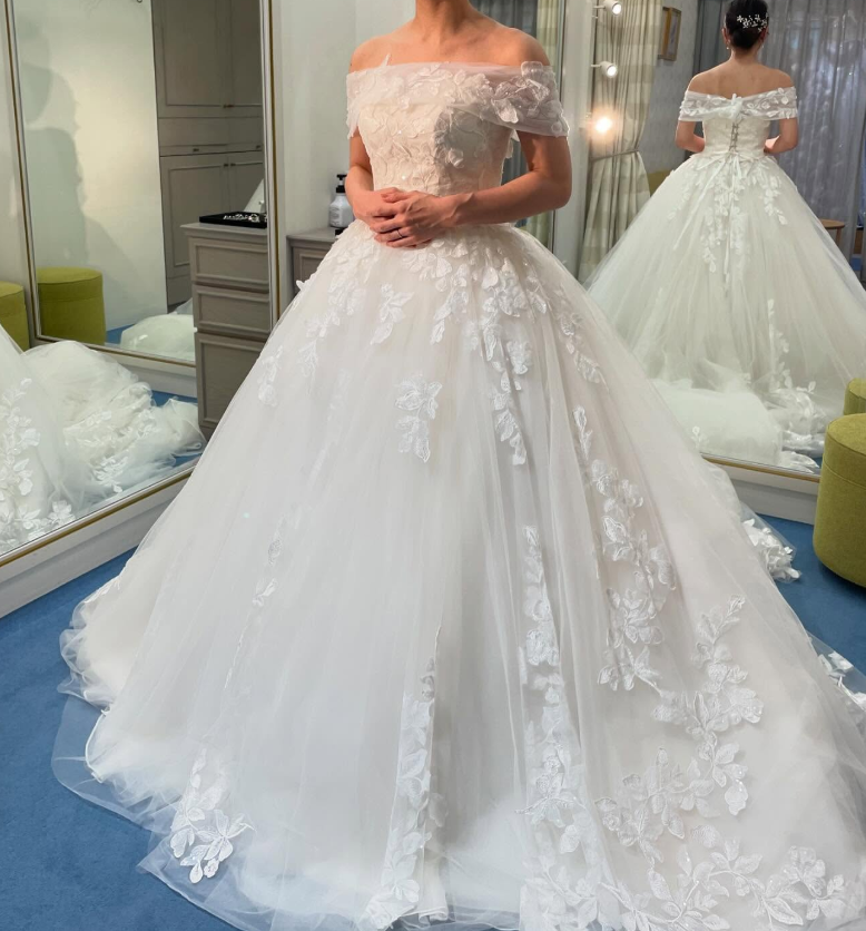 C347 オフショル ウエディングドレス 高級刺繍 華やかなトレーンドレス ウエディングドレス オフホワイト オフショルダー リーフ刺繍 華やかな