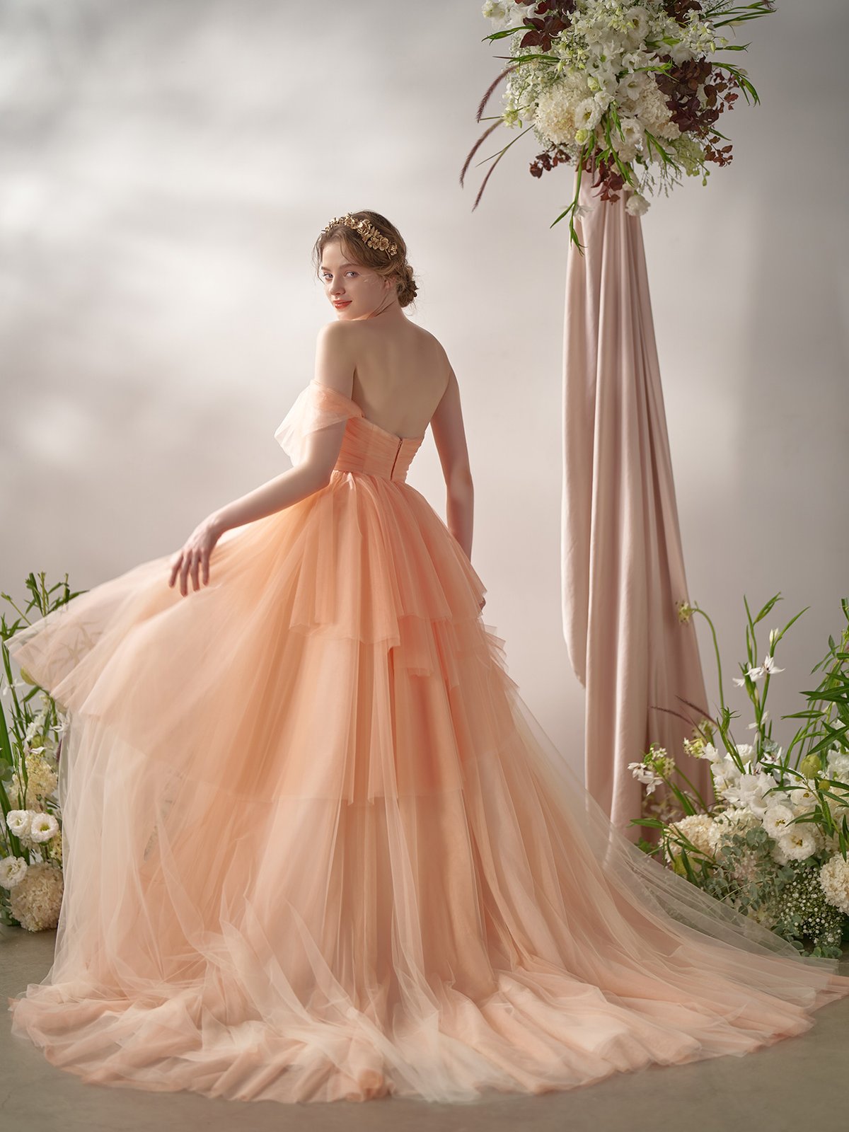 ウェディングドレス ベアトップ チュールスカート オレンジ デザイン感