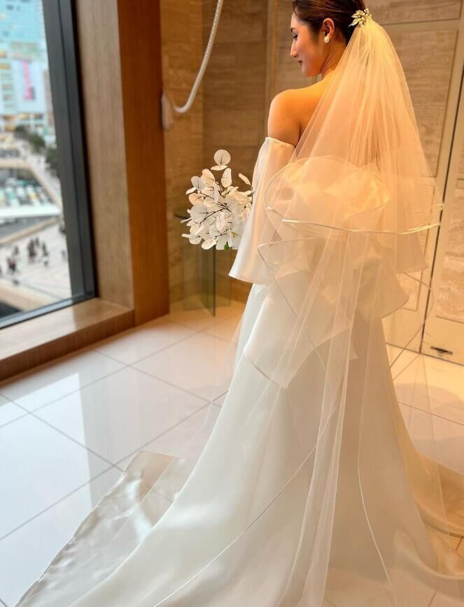 ウエディングドレス ラッフルフリル 光沢感 スリット ロングベール 取り外し袖 花嫁/ウェディングドレス