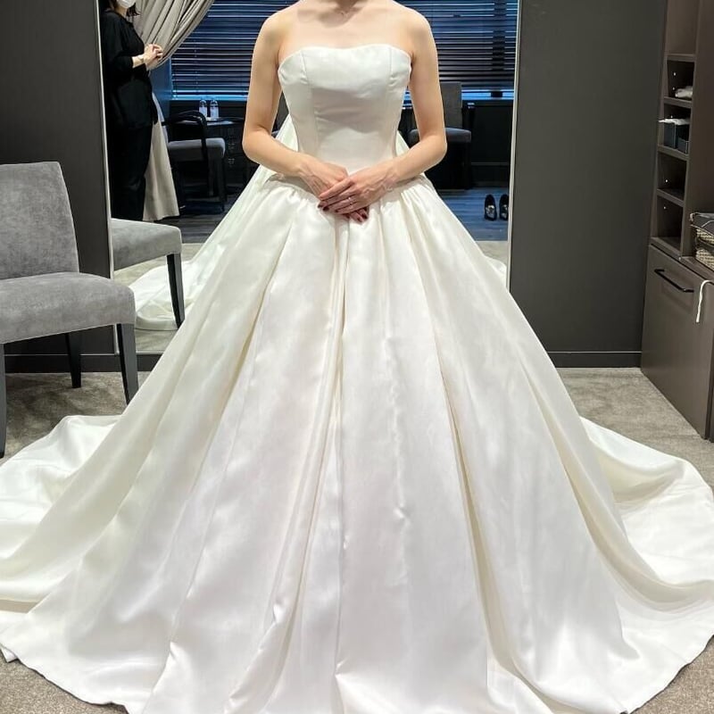 ウエディングドレス 取り外しオフショルダー くるみボタン 華やか 光沢