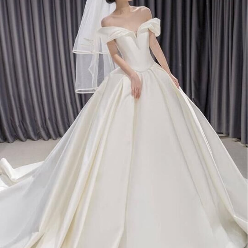 オードリー風 オフショル ウエディングドレス 光沢サテン プリンセス