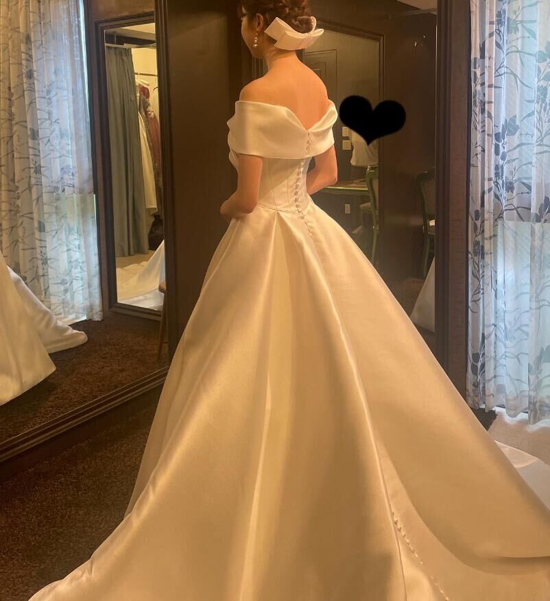 人気上昇！ウェディングドレス オフショルダー くるみボタン 華やか 憧