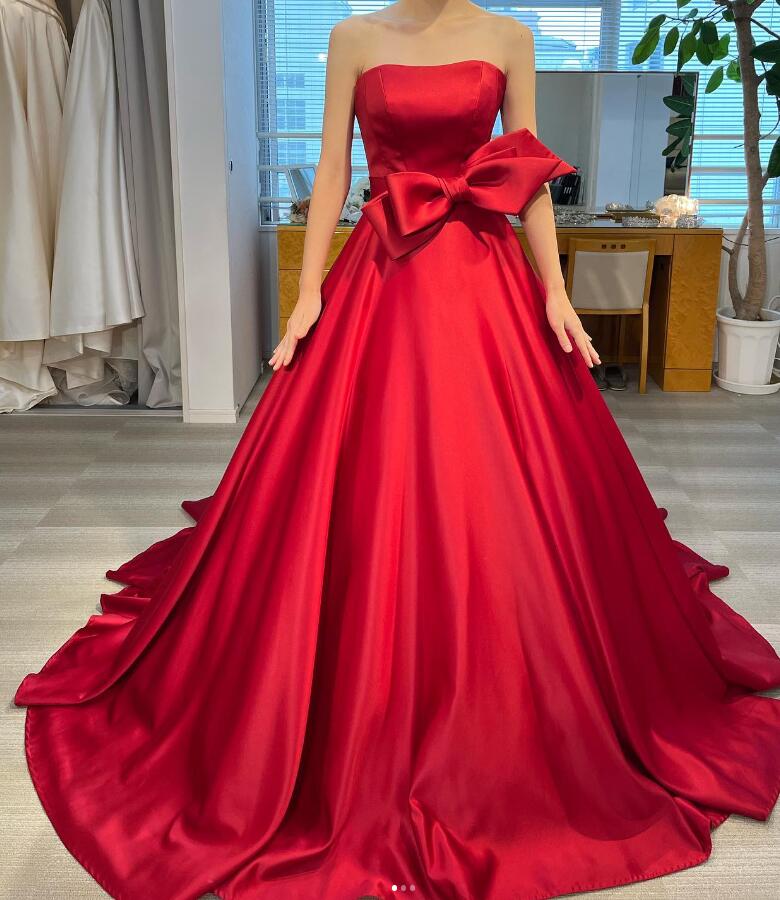 カラードレス ボルドー色 リボン 光沢感 Aライン 派手な ブライダル