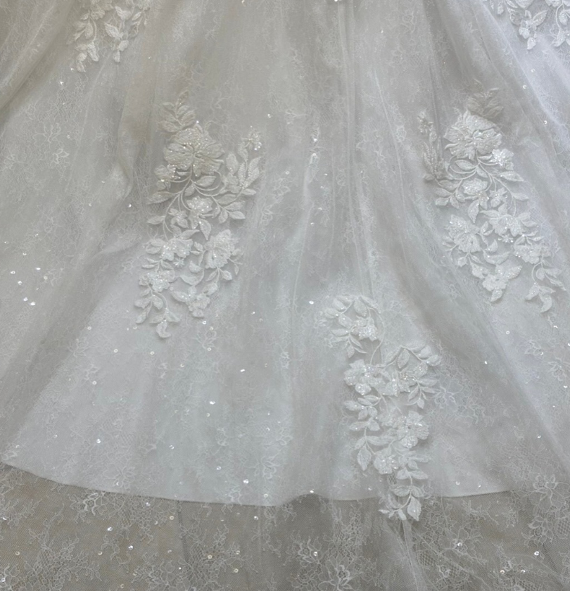 ウエディングドレス オフホワイト オフショルダー 編み上げ リーフ刺繍