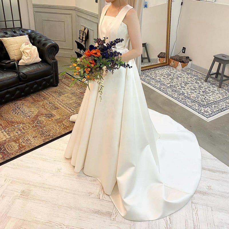 抜群のおしゃれ見え ウエディングドレス 光沢サテン ミニトレーン 背中  