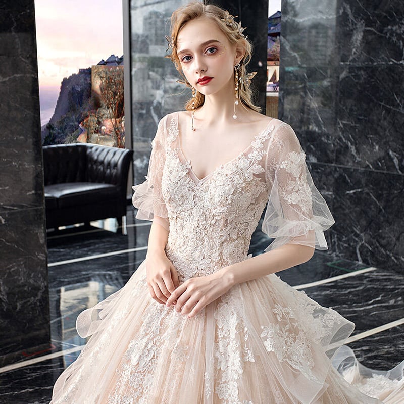 高品質！薄シャンパンの色 ウエディングドレス 華やかなトレーン 3D  