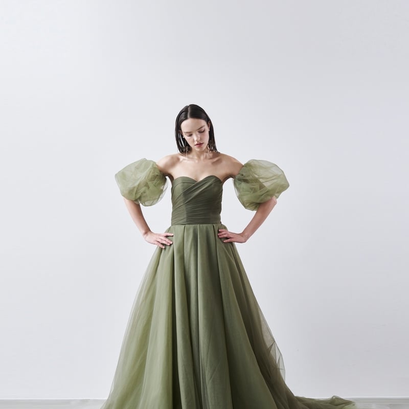 薄グリーンカラードレス　トレーン　ビスチェ　サッシュベルト付きウェディングドレス