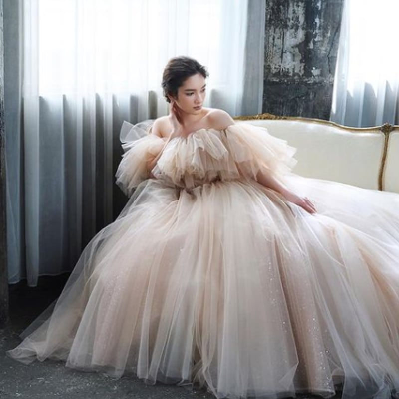 柔らかく重ねたチュールスカート ドレス 薄シャンパンの色 オフショル  