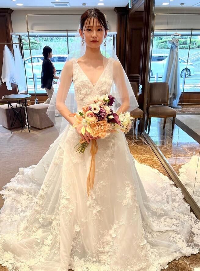 豪華! ウエディングドレス 贅沢な小花総レース Vネック 豪華! ウエディングドレス 贅沢な小花総レース Vネック