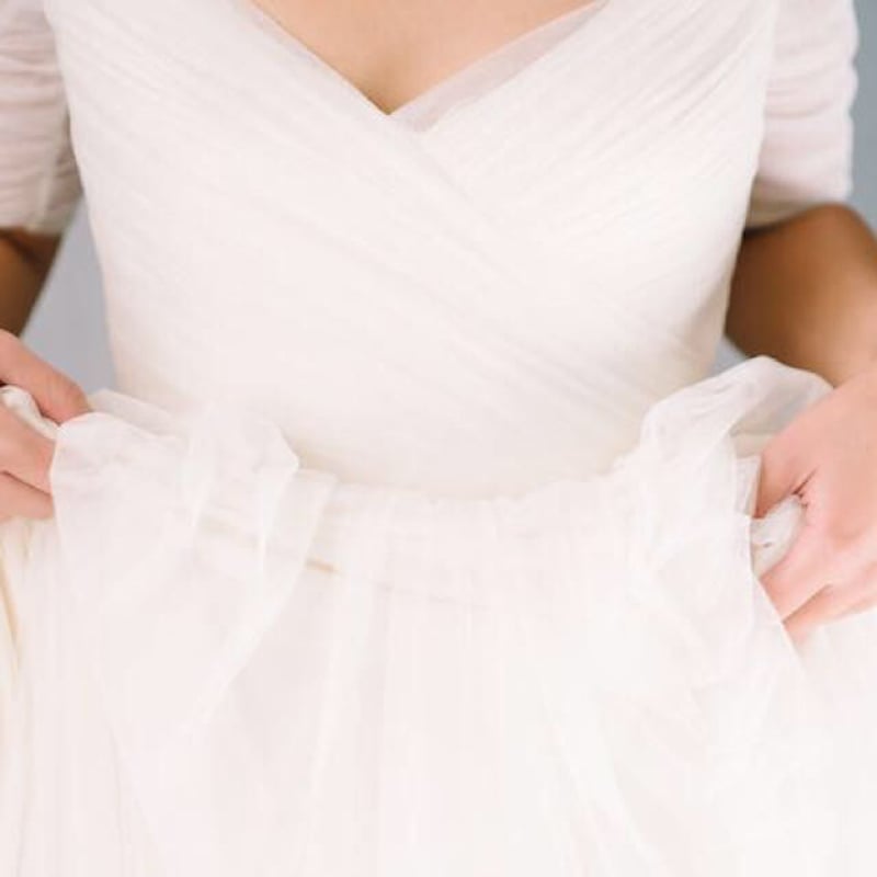 超柔らかいチュール 深くVウェディングドレス ドレスワンピース結婚式  