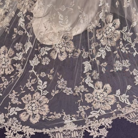 ウエディングドレス   オフホワイト   オフショルダー   花柄モチーフで刺繍が美しい    細見えシルエット   華やかなトレーン    結婚式