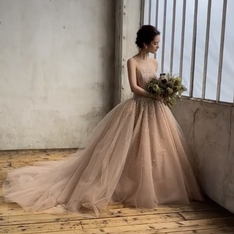 シャンパン色　ウェディング　ドレス 華やか カラードレス 薄シャンパンの色 キラキラチュール プリンセス