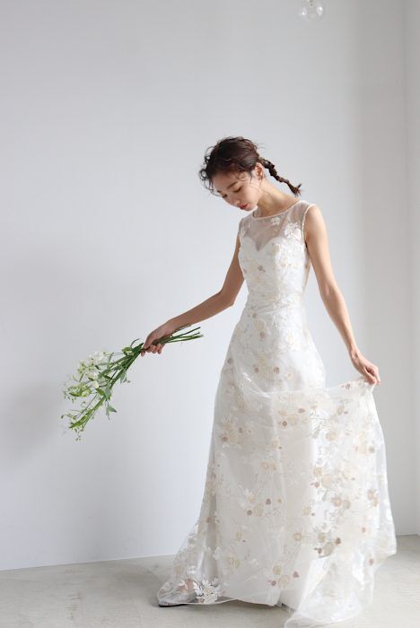 上品！ ウエディングドレス 純白 流れる透け花レース エアリー感