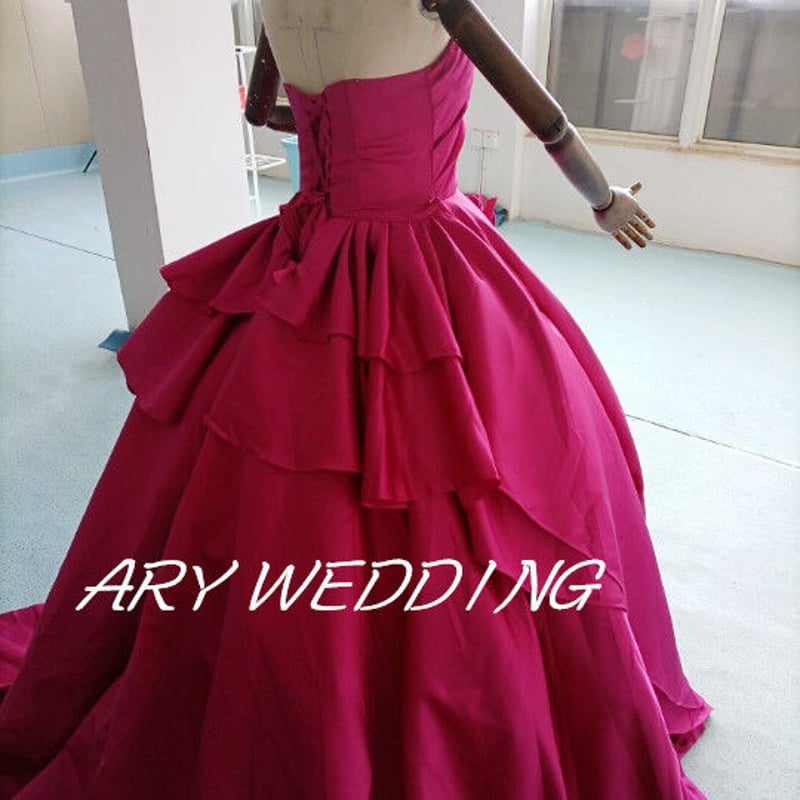 高品質！ベアトップ ウエディングドレス 豪華 ビビッドピンク 光沢  