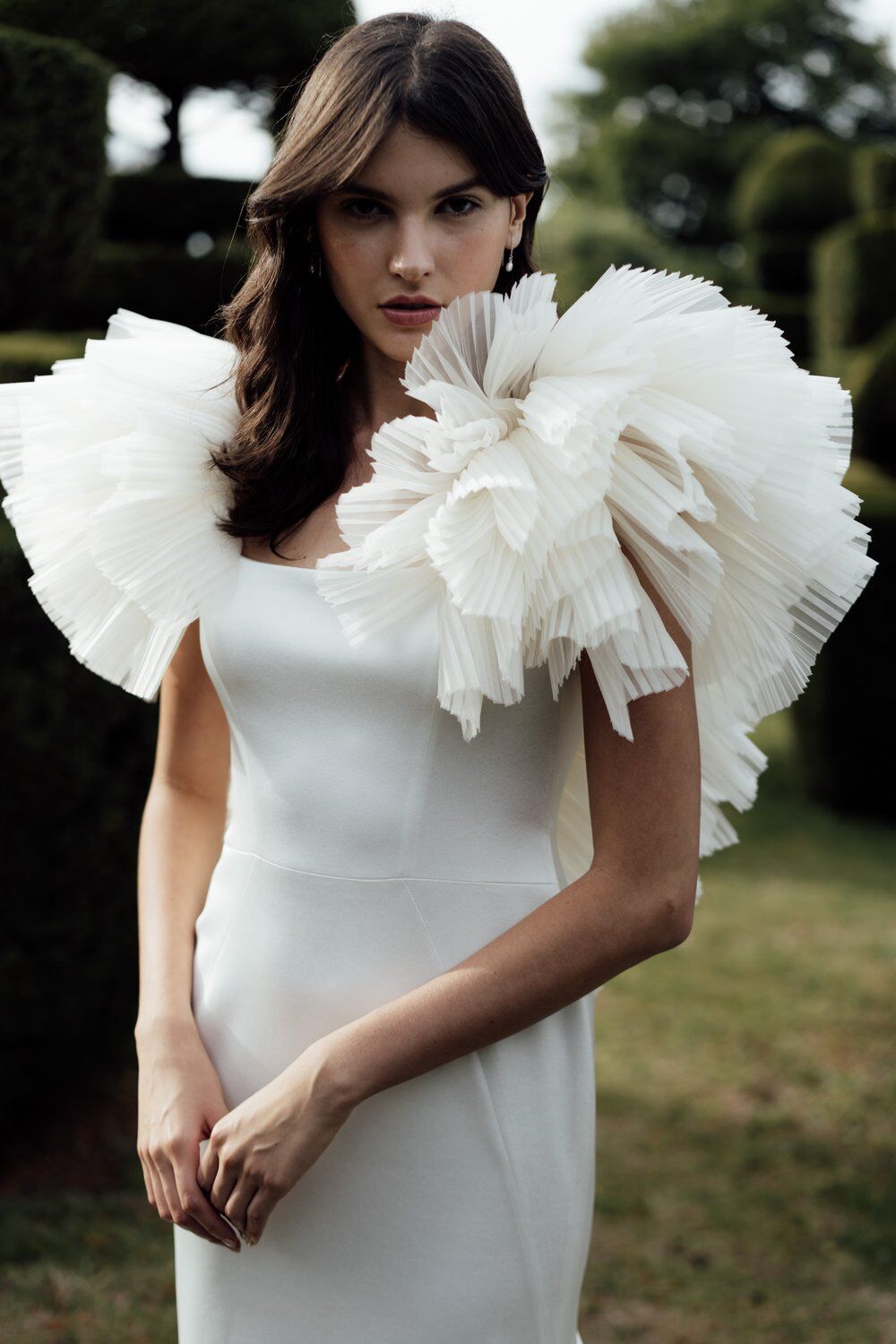 パーティードレス：ラッフルフリル 背中見せ 花嫁/ウェディングドレス  