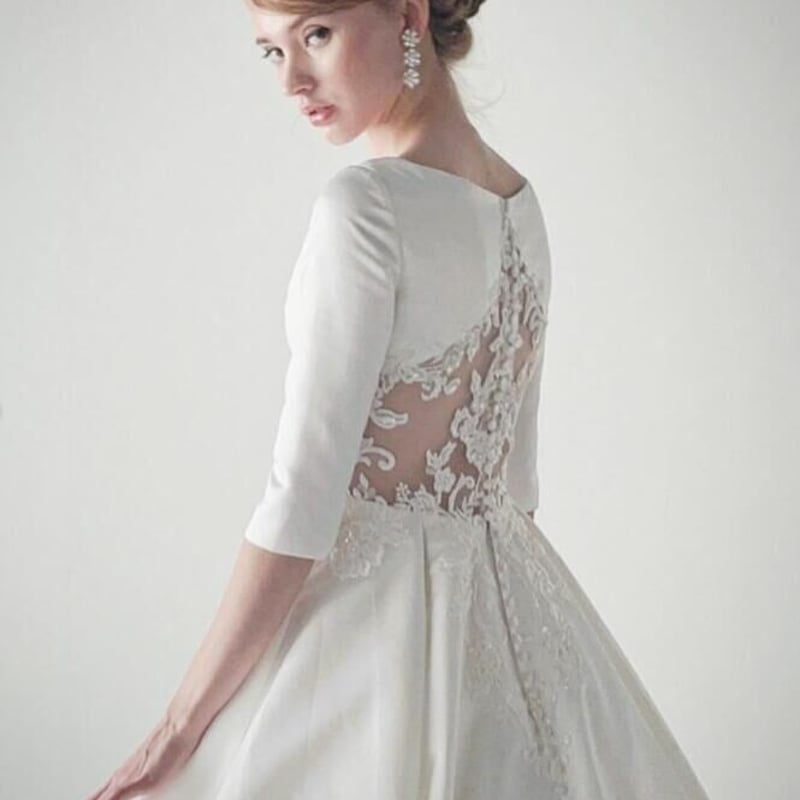 ウエディングドレス Vネック 美しいバックレース 七分袖丈 光沢サテン  