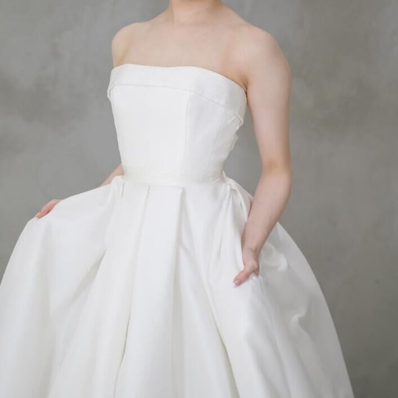 新品 バックトレーンで美しく♡どこから見ても美しく花嫁ウェディングドレス ウエディングドレス 美しいバックレース ベアトップ 短トレーン