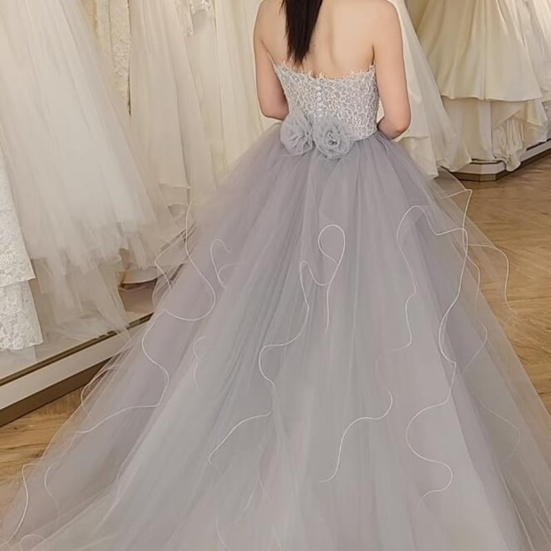 豪華！ ウエディングドレス ラッフルフリル ベアトップ グレー 3D立体  