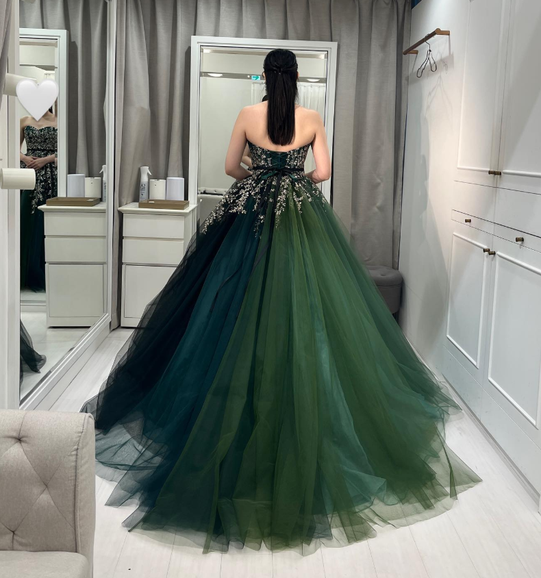 カラードレス 深めな緑 ベアトップ 編み上げ キラキラ光る刺繍