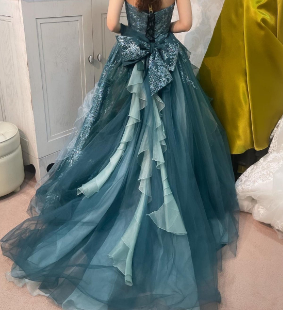 グリッターフリルカラードレス カラードレス グリーン グリッター 編み上げ フリル ロングトレーン