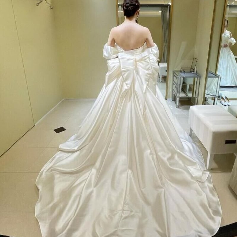 ウエディングドレス ふっくら柔らかなバックリボン ベアトップ 光沢  
