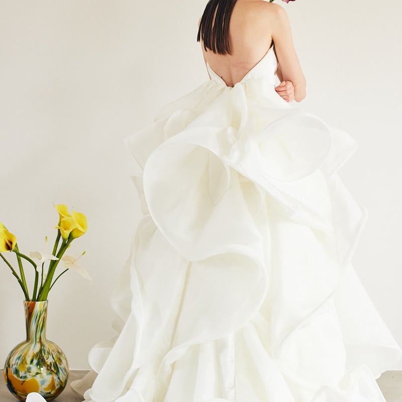 上品ウエディングドレス スタイリッシュなバックスタイル ベアトップ  