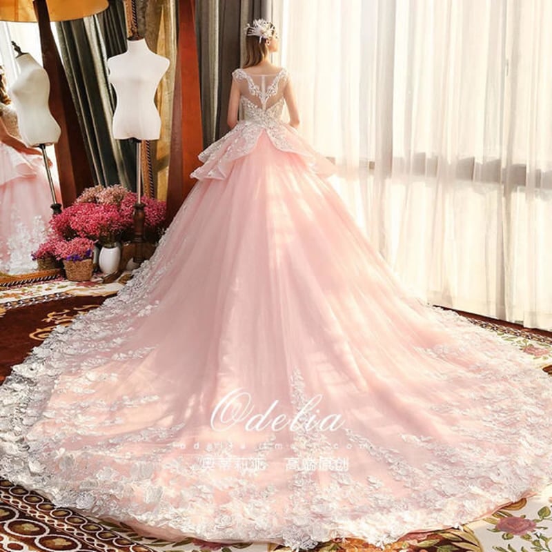 可愛いピンク 素敵なウエディングドレス お姫様風 トレーン華やか