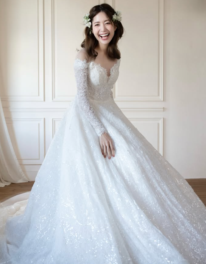 ウエディングドレス ホワイト ラウンドネック ロングスリーブ 編み上げ