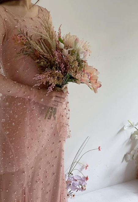 キラキラ光る刺繍 カラードレス ピンク 花嫁/ 結婚式ふわふわ袖 背中