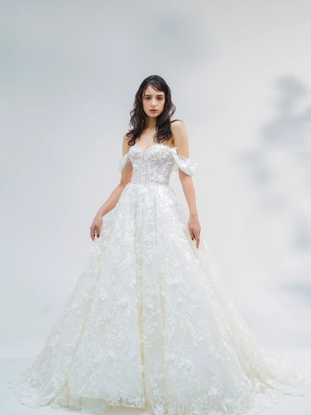 高貴オフショルダー刺繍ゴールド チュールウェディングドレス Aライン  