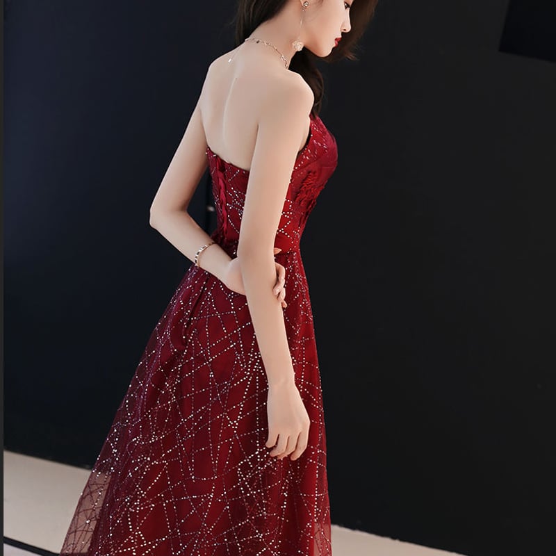 スパンコールのデザインがオシャレな半袖のイブニングドレス