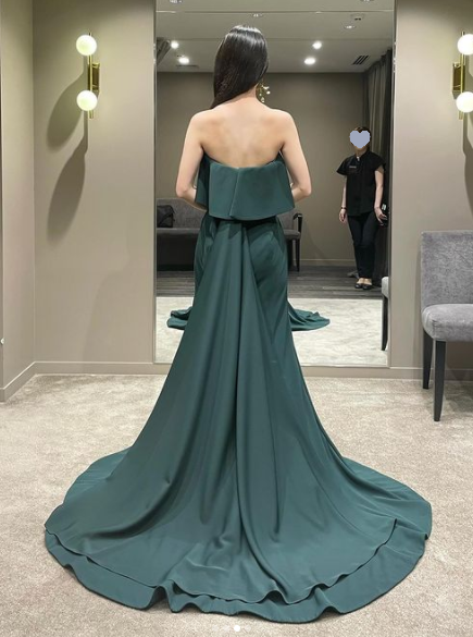 カラードレス 深めな緑 優雅なシルエット 花嫁 ソフトマーメイドライン  