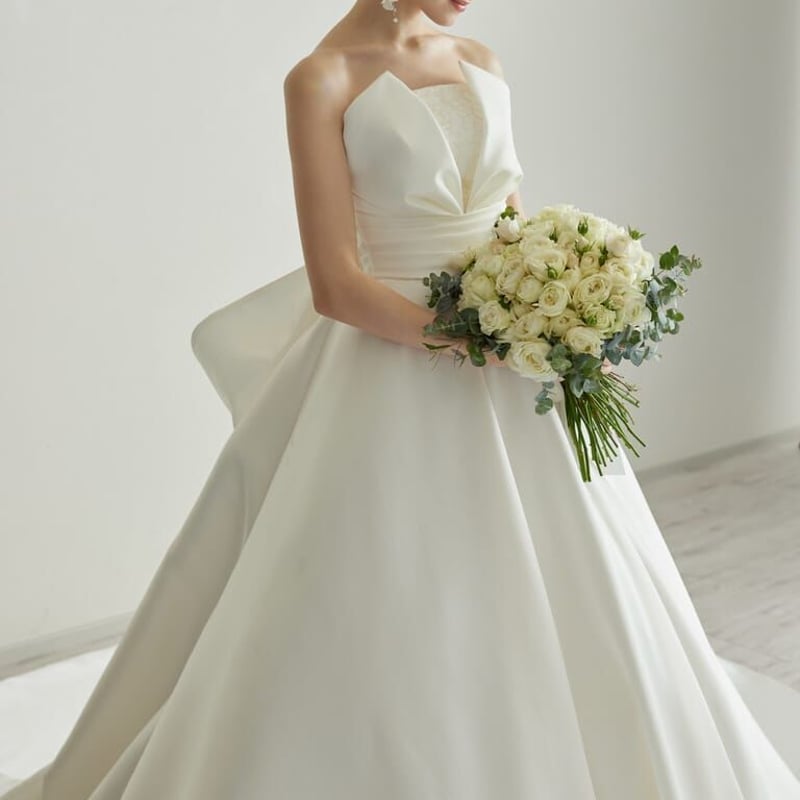 豪華！パーティードレス スリット ベアトップ オフホワイト 華やかな  