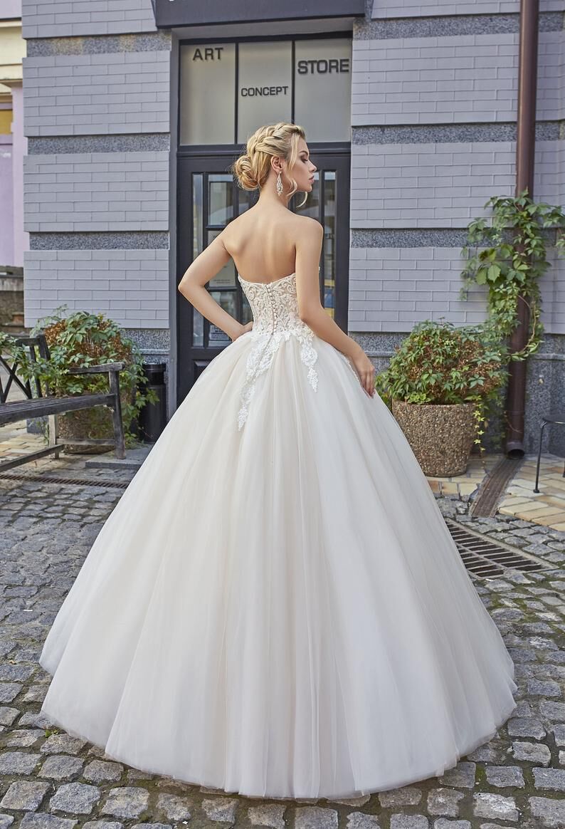 フランス風 ウエディングドレス ベアトップ 床付くプリンセスライン