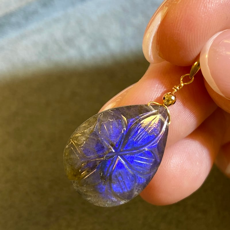 18k 彫刻ラブラトライト ペンダント | IRIS Gem & Jewellery