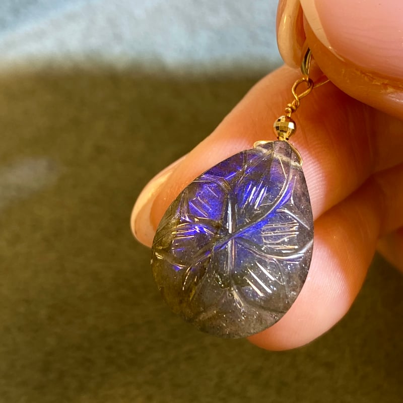 18k 彫刻ラブラトライト ペンダント | IRIS Gem & Jewellery