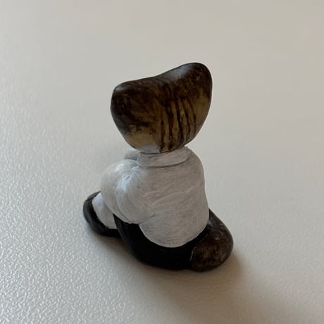 座る猫