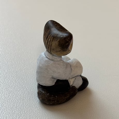 座る猫