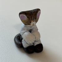 座る猫