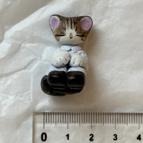 座る猫