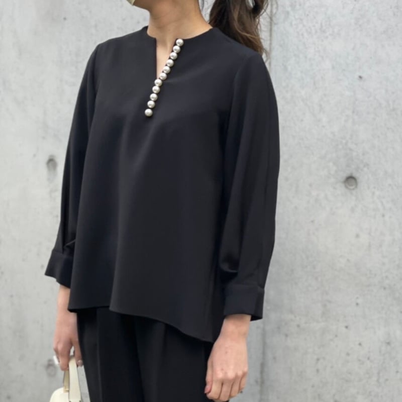 myine パール付きキーネックブラウスセットアップ(ブラック) myine パール付きキーネックブラウスセットアップ(ブラック)