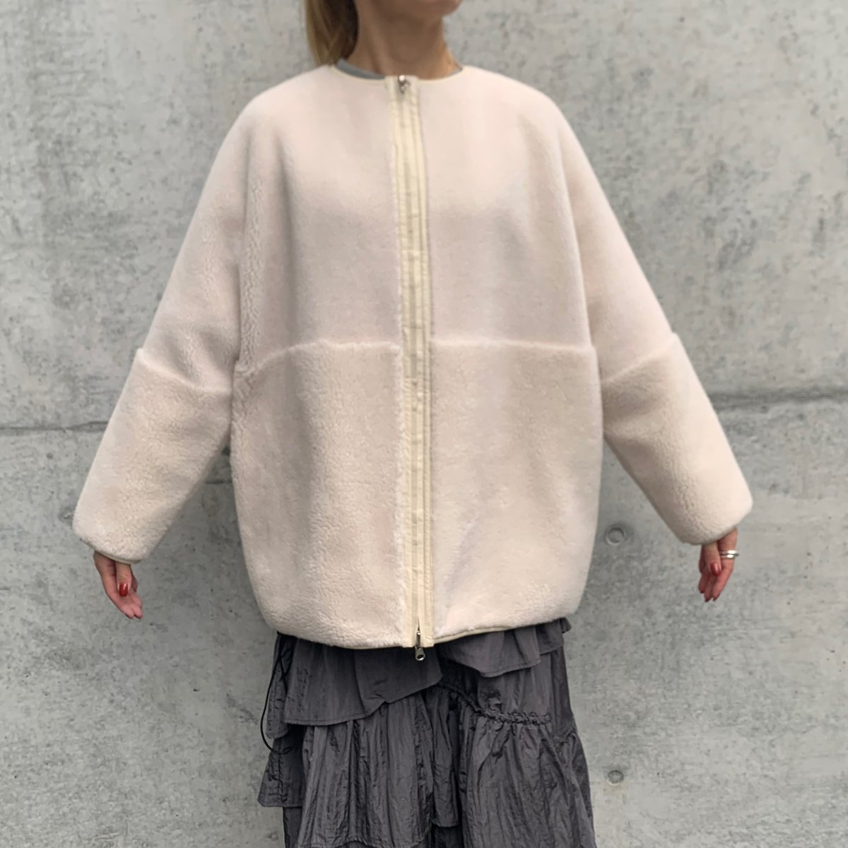 リバーシブルノーカラーボアコート(オフホワイト) | myinemy 