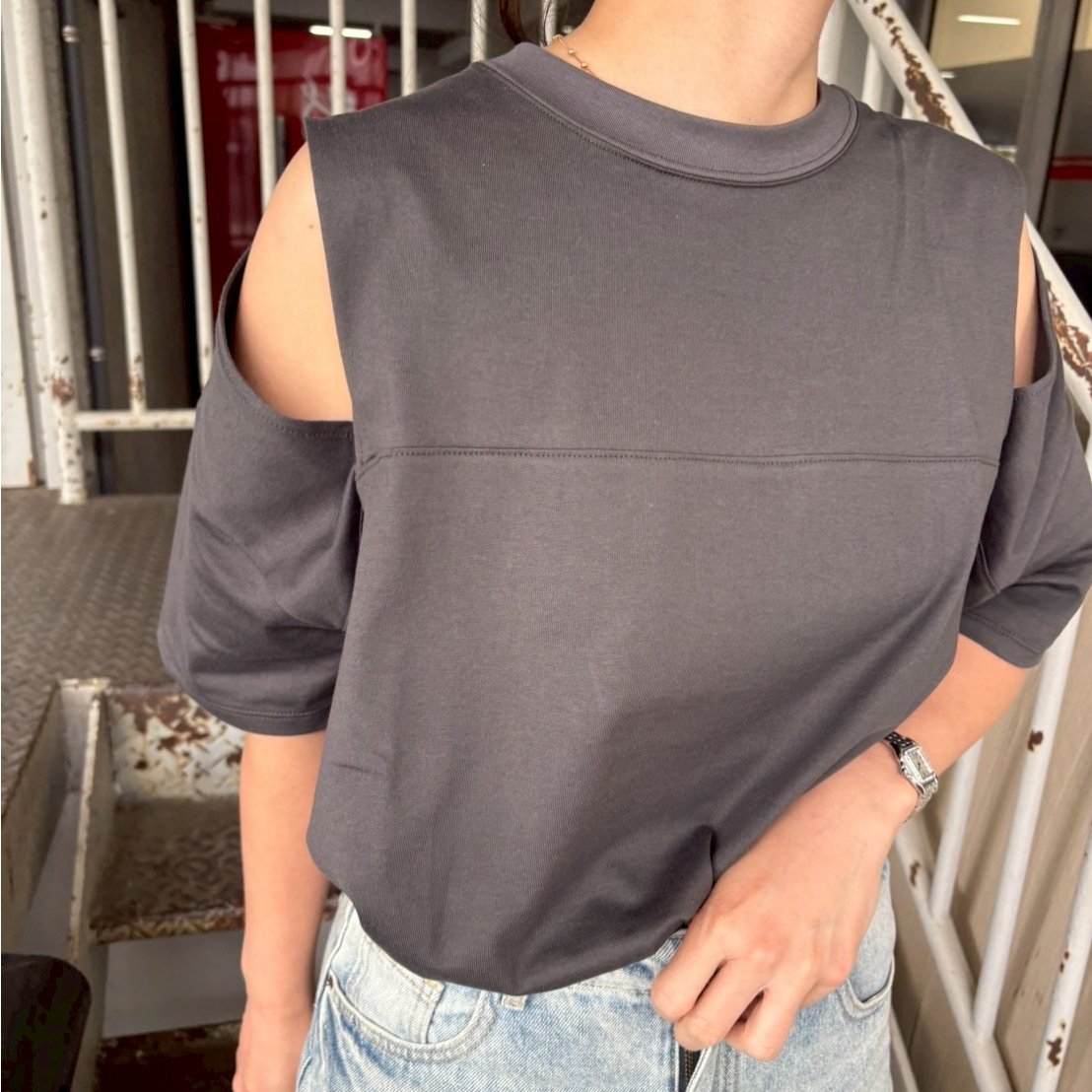 アパルトモンGOODGRIEF INC. グレーオフショルダーTシャツ美品 アパルトモンGOODGRIEF INC. グレーオフショルダーTシャツ美品