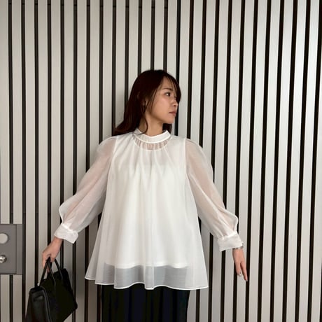 リボン取り外し可能シアーインナー付きブラウス(ホワイト)
