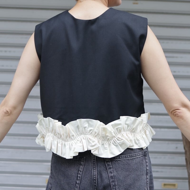 前後2WAY裾フリルベスト(ブラック) | myinemy's STORE