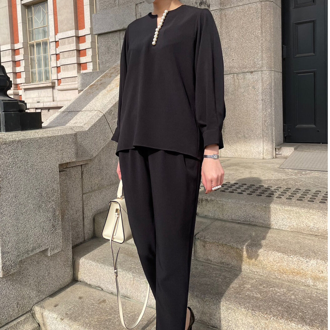 myine パール付きキーネックブラウスセットアップ(ブラック) myine パール付きキーネックブラウスセットアップ(ブラック)