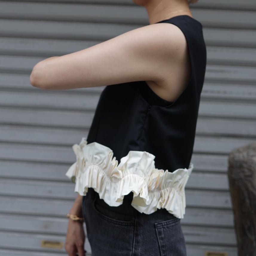 前後2WAY裾フリルベスト(ブラック) | myinemy's STORE