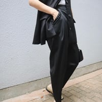 フリルポケットリラクシーテーパードパンツ  (ブラック)