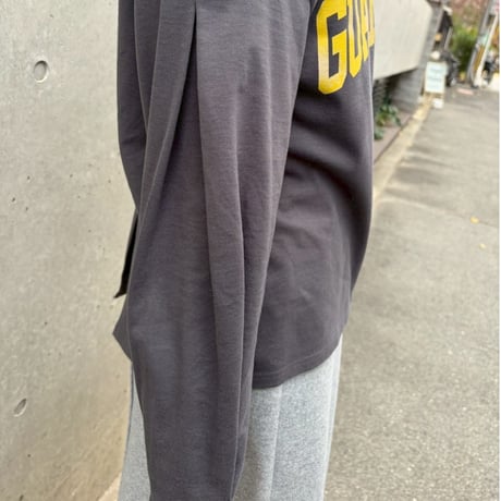 ロゴ長袖デザインカットソー(チャコール×イエロー)