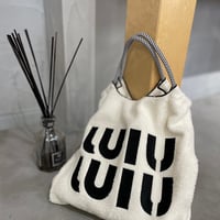 パロディwiu ボア刺繍バッグ (ホワイト)